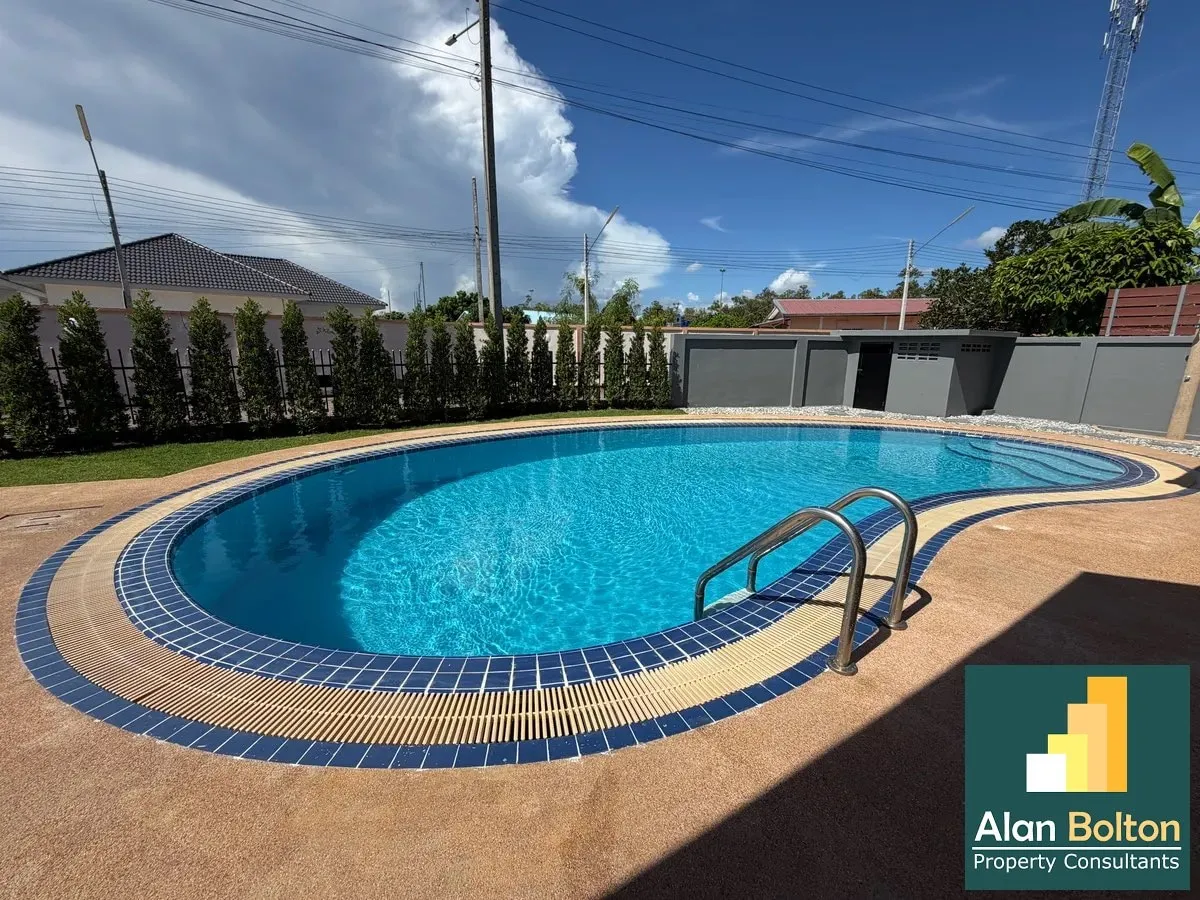 Stunning Fully Renovated Pool Villa in East Pattaya For rent
