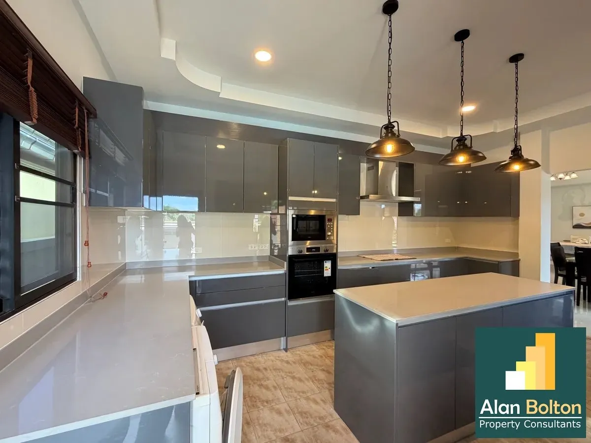 Stunning Fully Renovated Pool Villa in East Pattaya For rent photo 7