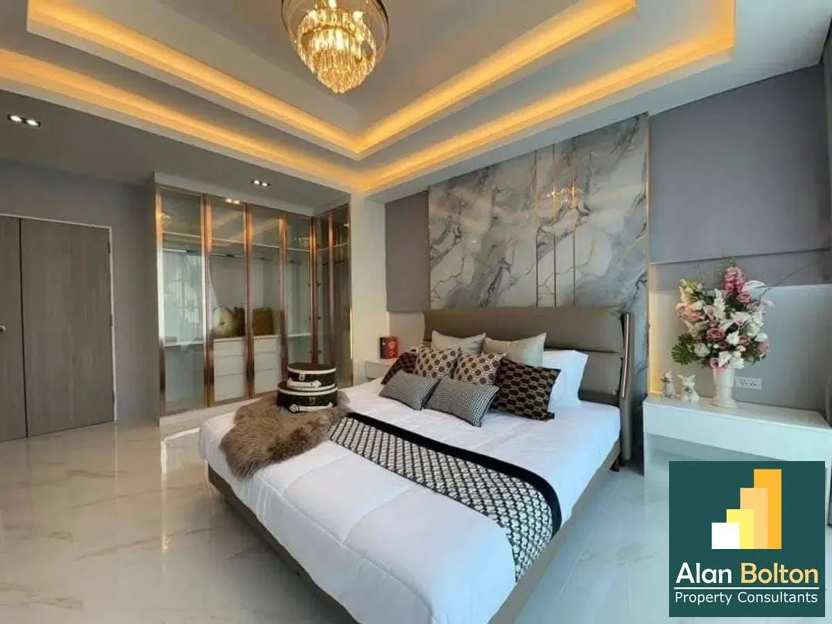 Newly Renovated Pool Villa 5 bedrooms 5 bathroom in Central Park 4/2 for SALE photo 4