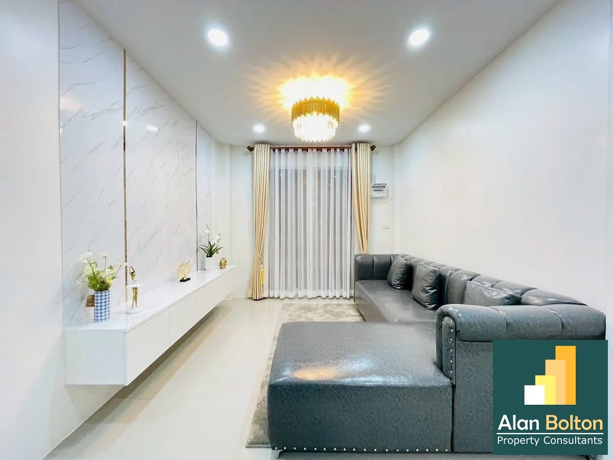 2-story townhome 2 Bedrooms 2 Bathroom in East Pattaya photo 4