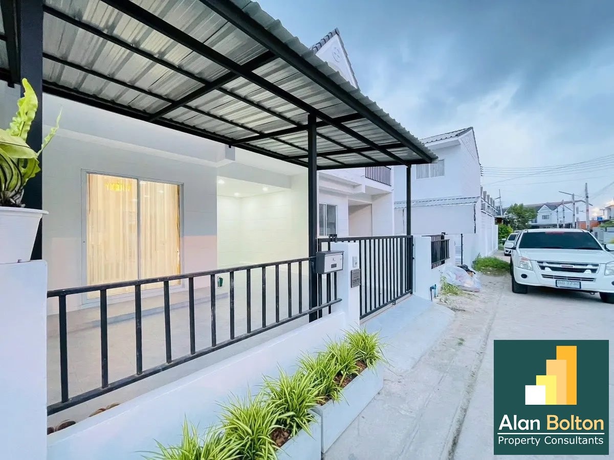 2-story townhome 2 Bedrooms 2 Bathroom in East Pattaya photo 3