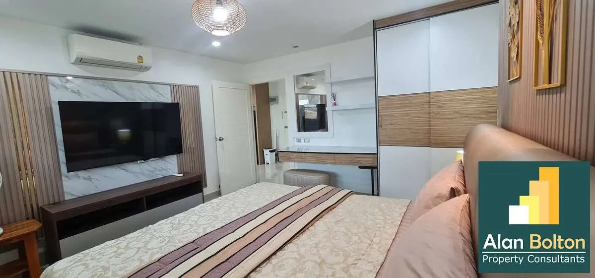 Large Corner unit 1 bedroom 1 bathroom in Porchland 2 for RENT (20,000 baht/moth for 6 months) photo 13