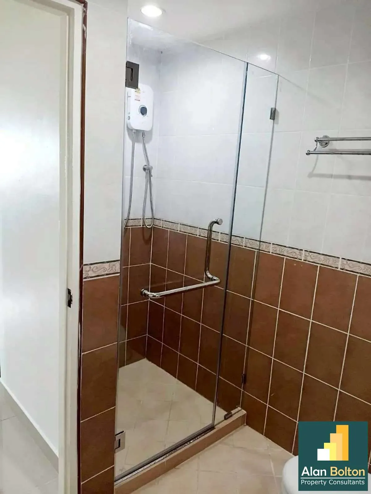 Large Corner unit 1 bedroom 1 bathroom in Porchland 2 for RENT (20,000 baht/moth for 6 months) photo 15