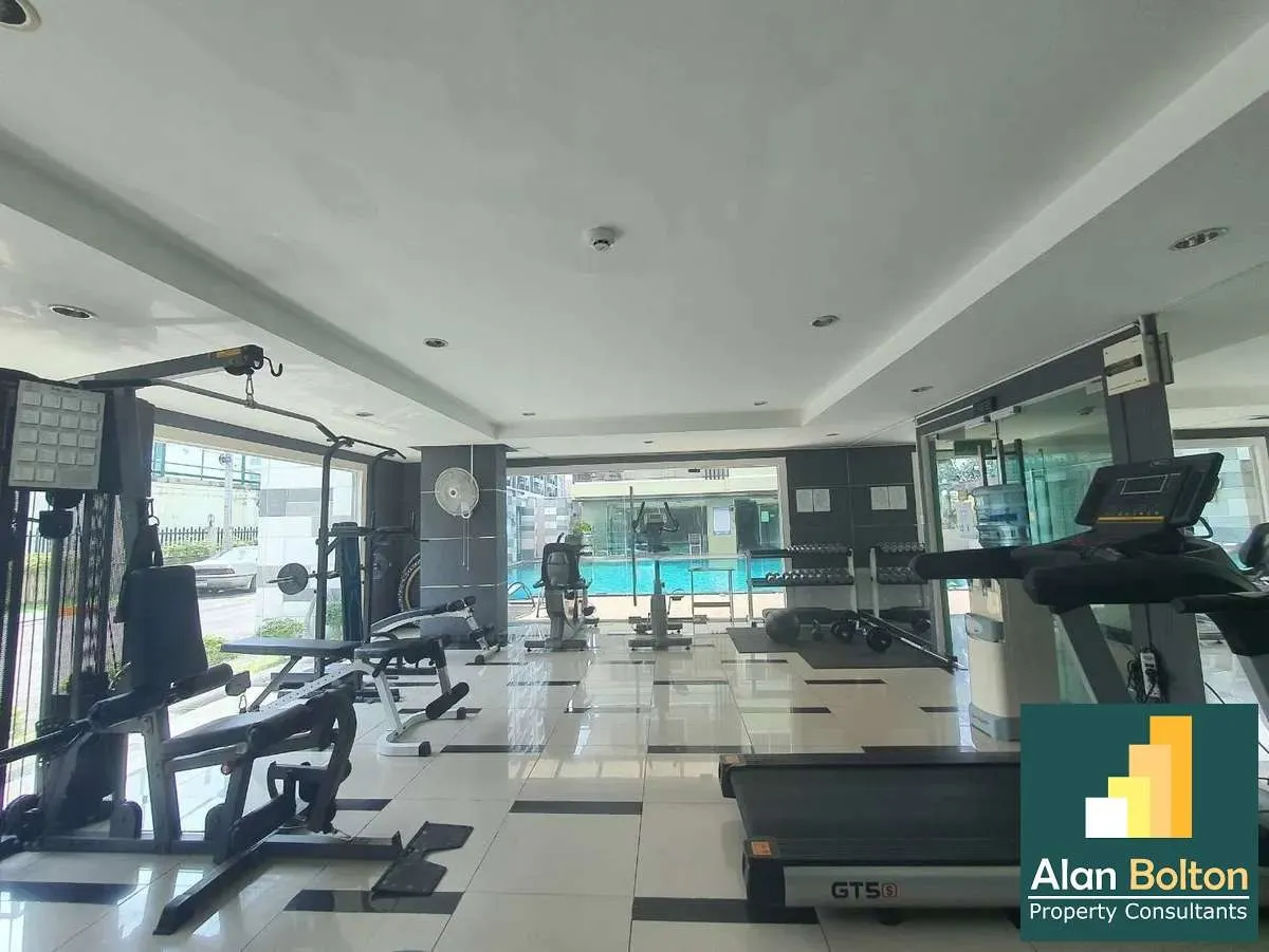 Large Corner unit 1 bedroom 1 bathroom in Porchland 2 for RENT (20,000 baht/moth for 6 months) photo 4