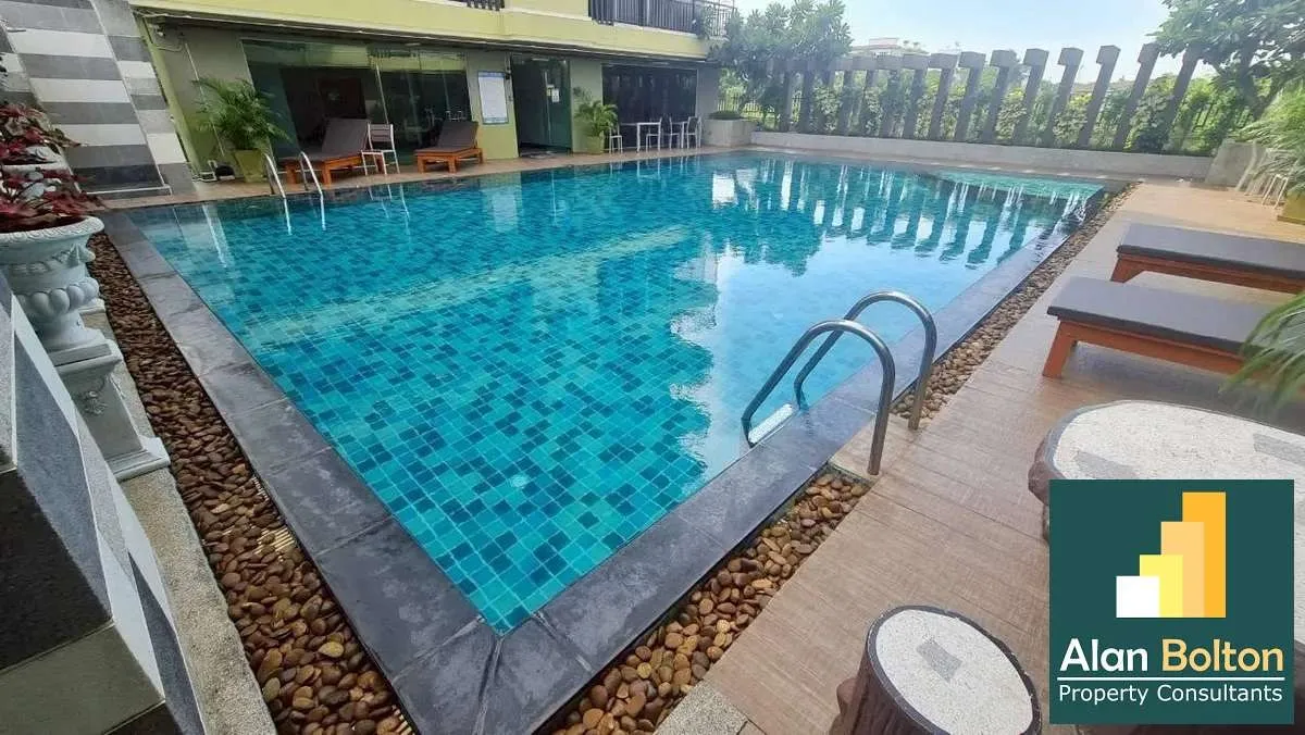 Large Corner unit 1 bedroom 1 bathroom in Porchland 2 for RENT (20,000 baht/moth for 6 months) photo 5