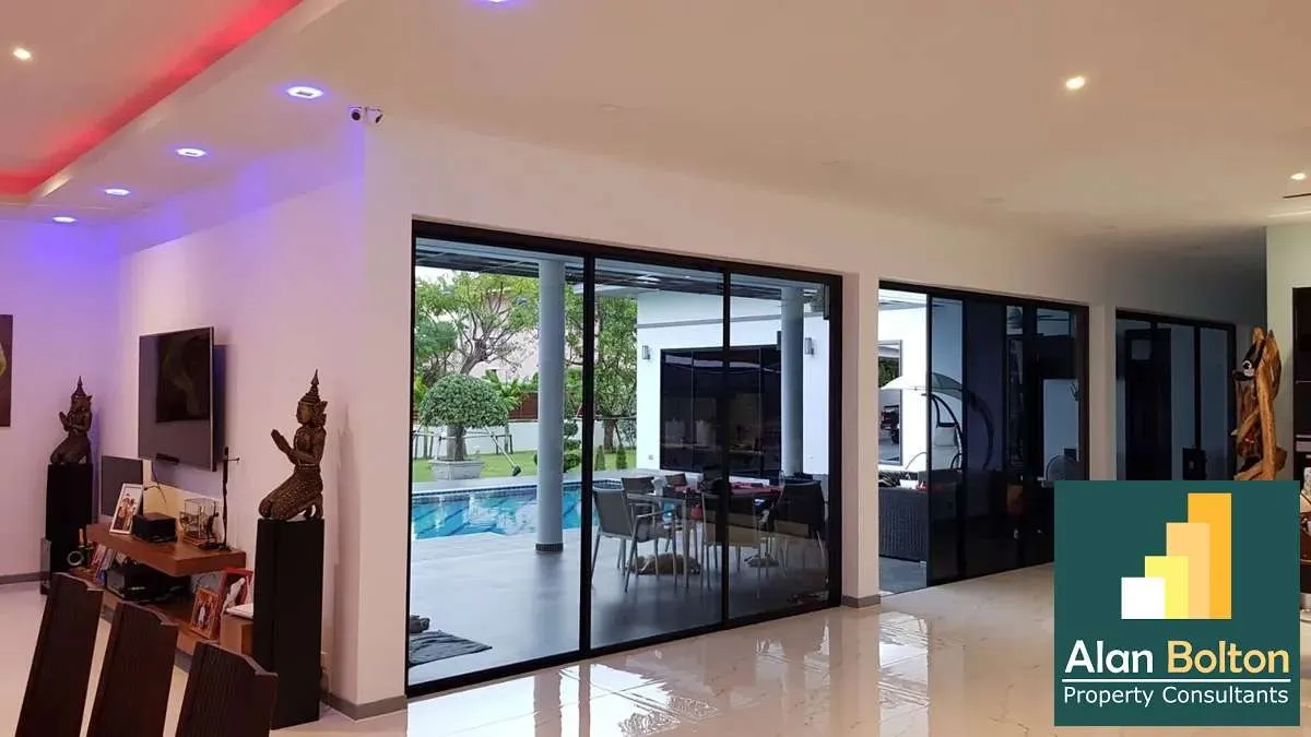 Pool villa 4 Bedrooms 5 Bathrooms in East Pattaya photo 9