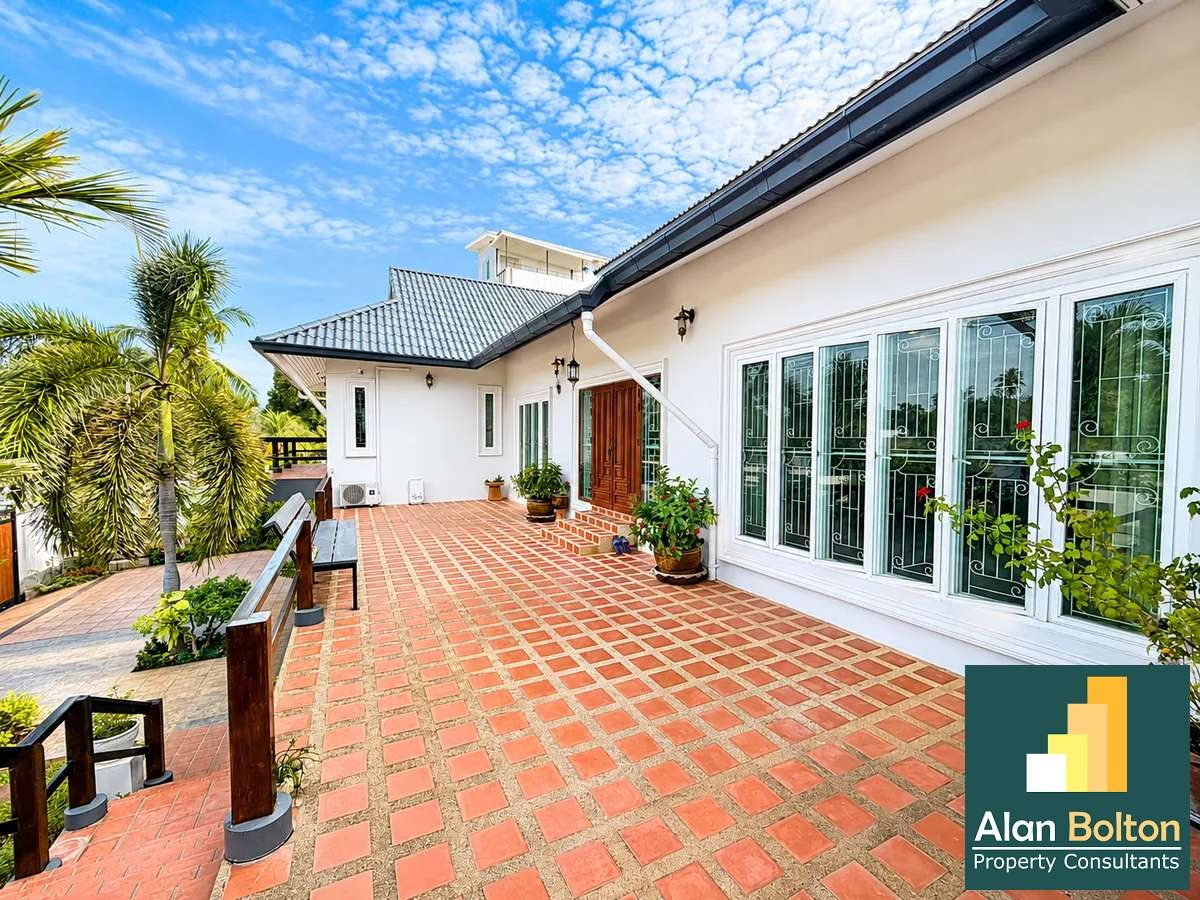 Three-Bedroom Four-Bathroom Pool Villa Located close to Phoenix Golf Course