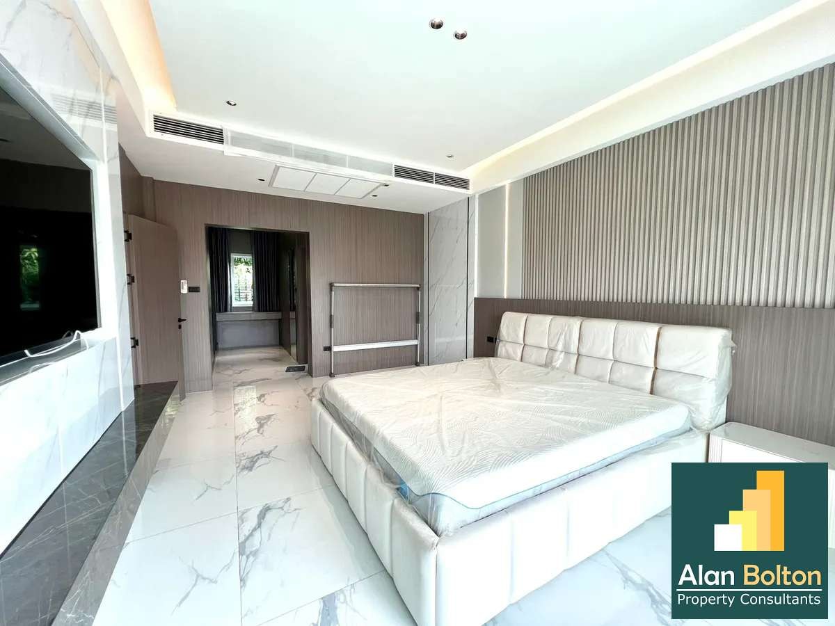 5 Bedroom 4 Bathroom villa with a swimming pool photo 12