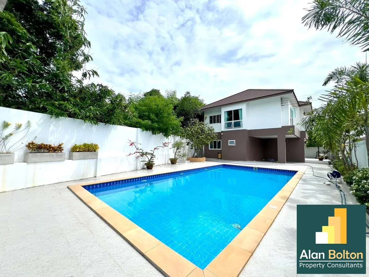 5 Bedroom 4 Bathroom villa with a swimming pool
