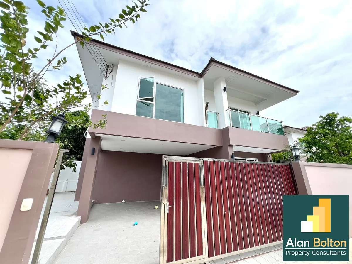 5 Bedroom 4 Bathroom villa with a swimming pool photo 3