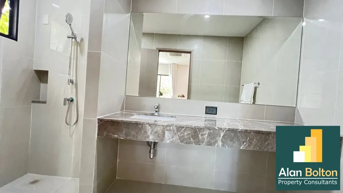 Luxury 4 bedrooms 5 bathrooms in East Pattaya photo 5