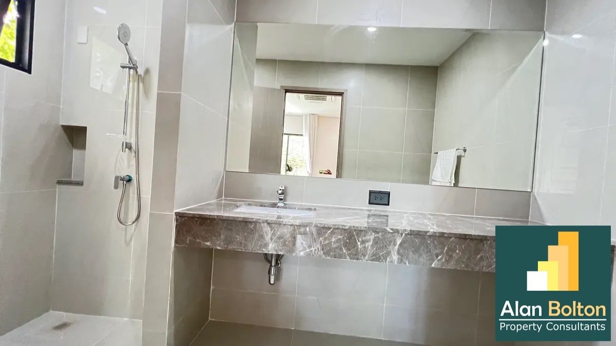 Luxury 4 bedrooms 5 bathrooms in East Pattaya photo 6