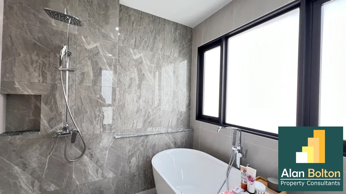 Luxury 4 bedrooms 5 bathrooms in East Pattaya photo 14