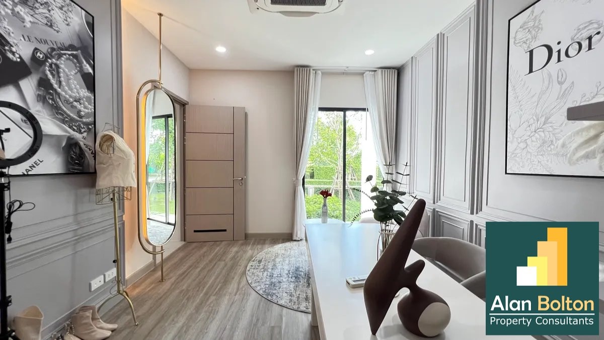 Luxury 4 bedrooms 5 bathrooms in East Pattaya photo 11