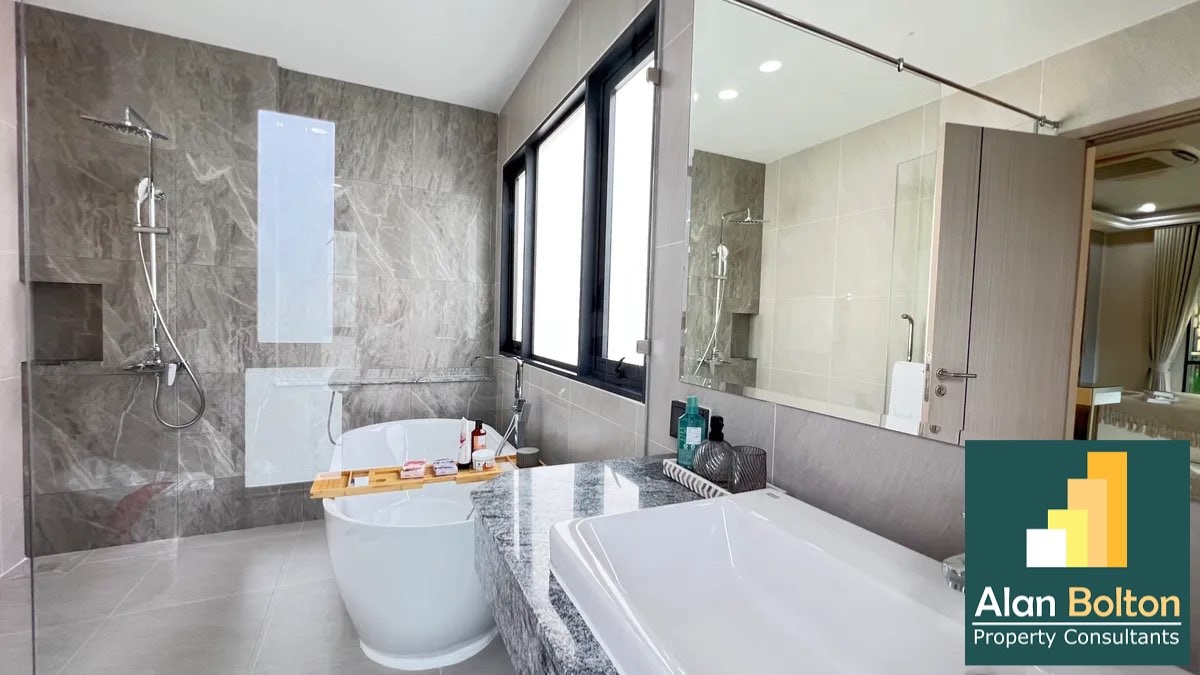 Luxury 4 bedrooms 5 bathrooms in East Pattaya photo 8