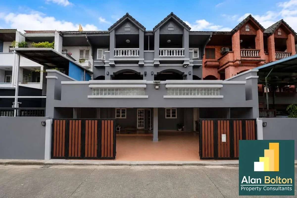 Pool Villa 12 Bedrooms 14 Bathrooms in Jomtien