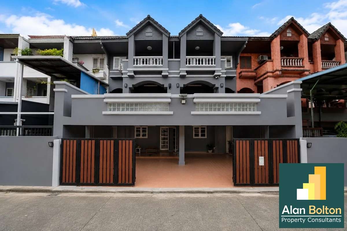 Pool Villa 12 Bedrooms 14 Bathrooms in Jomtien