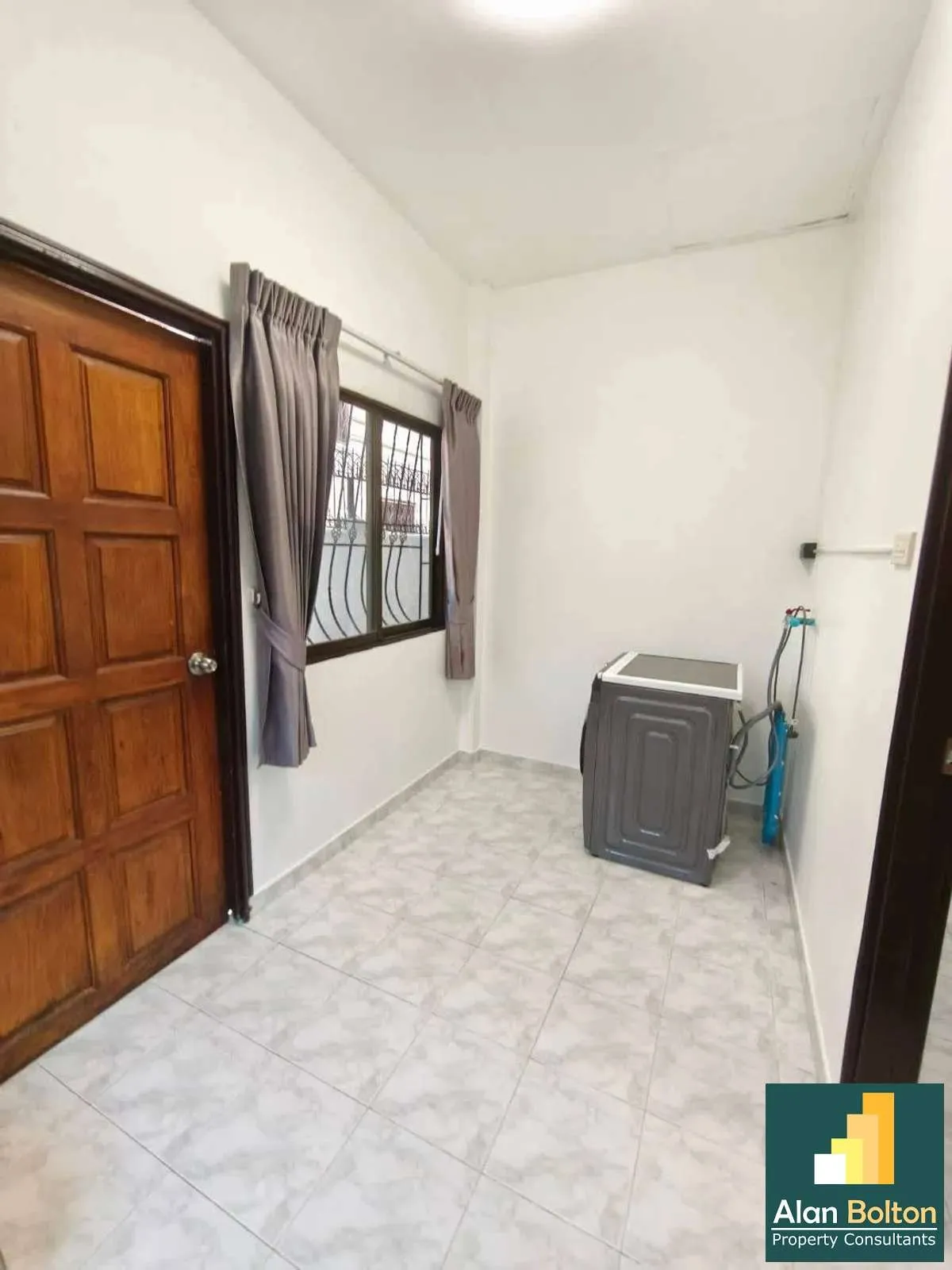 Great Location Four Bedrooms House For rent photo 7