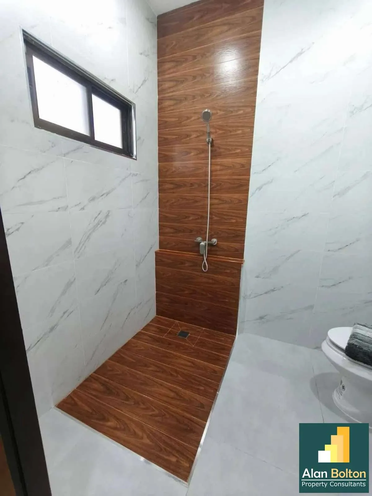 Great Location Four Bedrooms House For rent photo 8