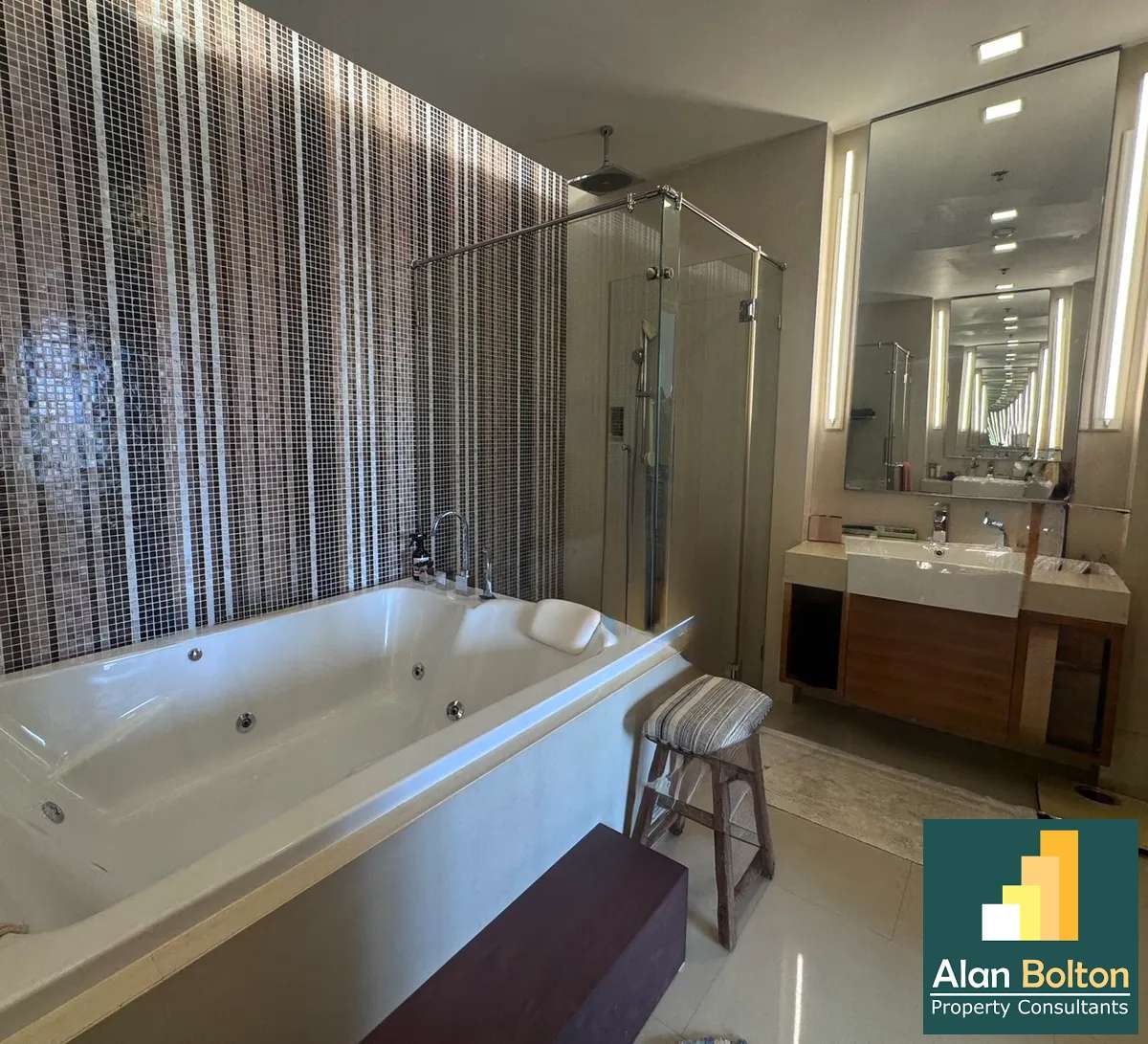 1 Bedroom 2 Bathroom in Beach front property at Wongamat beach photo 8
