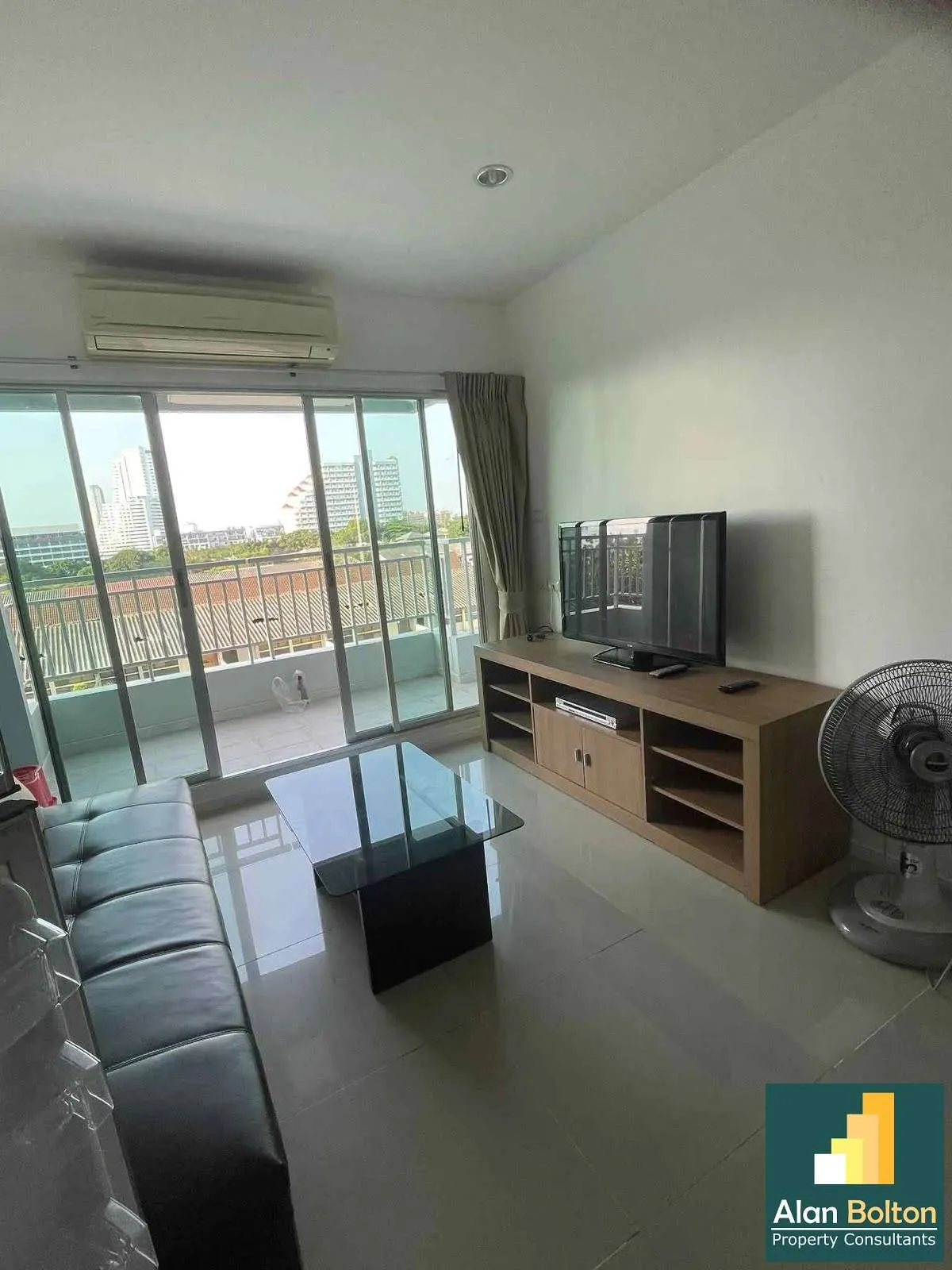 Just steps to the beach 1 bedroom 1 bathroom in Lumpini Park Beach Jomtien for RENT