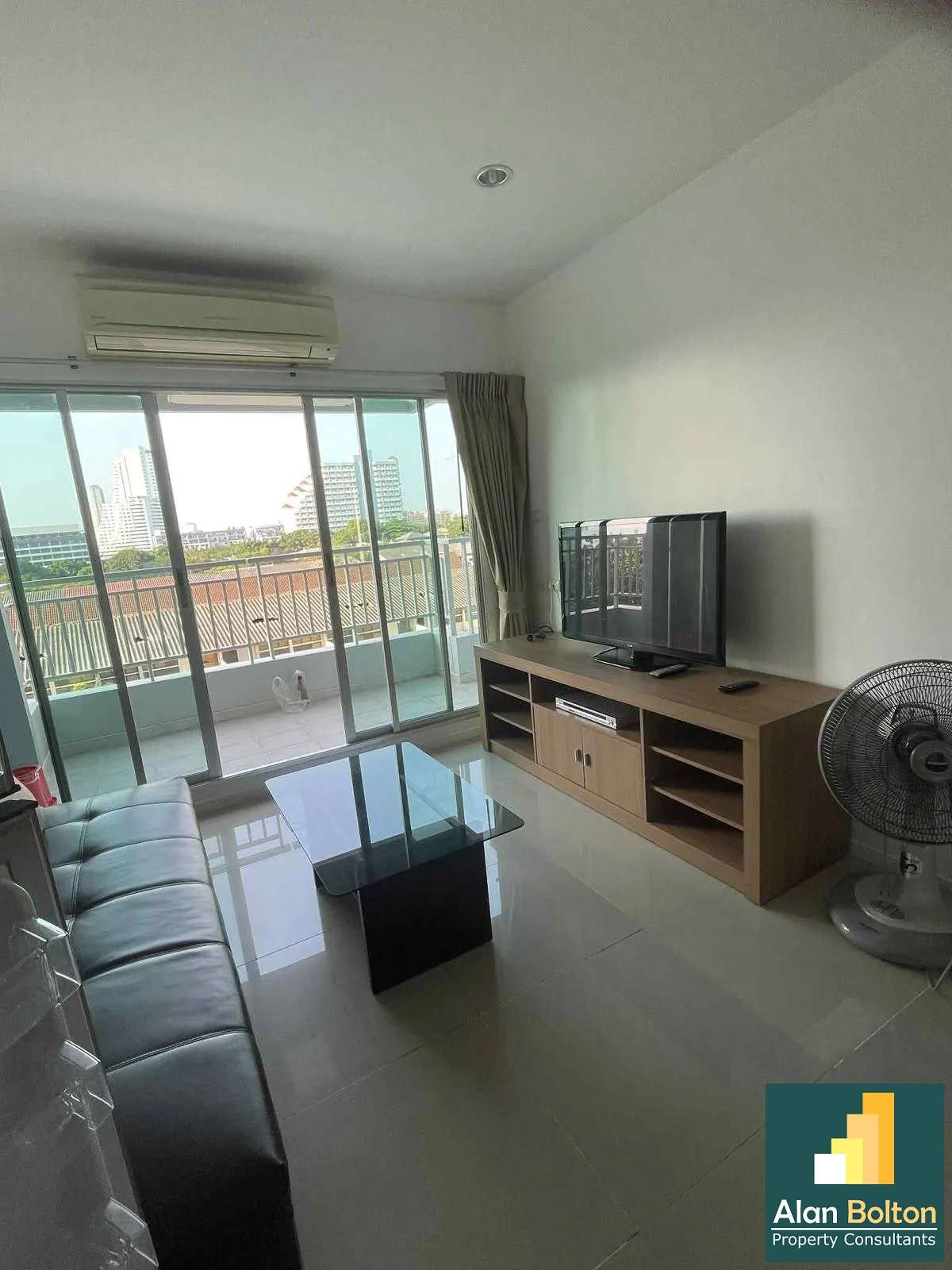 Just steps to the beach 1 bedroom 1 bathroom in Lumpini Park Beach Jomtien for RENT