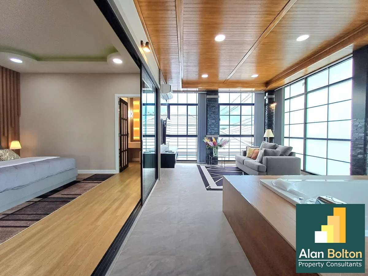 Luxury Brand New Pool Villa 4 bedrooms 6 bathrooms in Mabprachan Lake for SALE/RENT photo 17
