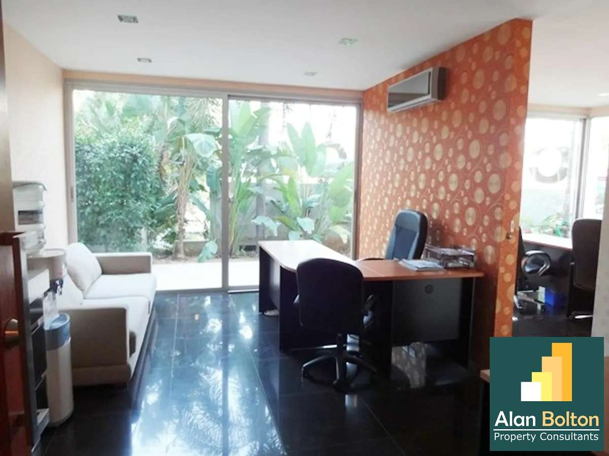 Club Royal A Decorated Office for Sale FQ, Na Kluea