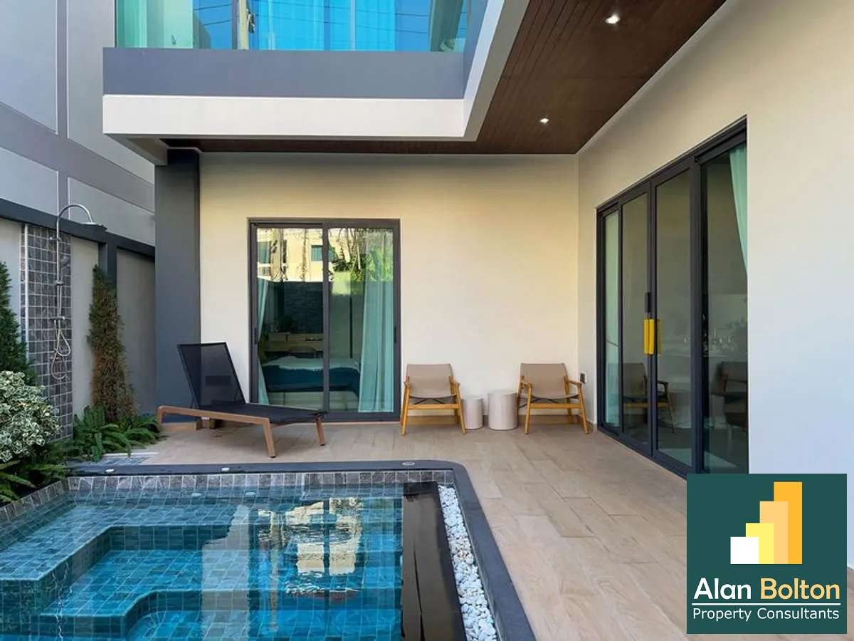 4 bedroom 5 bathroom in Thappraya soi 11