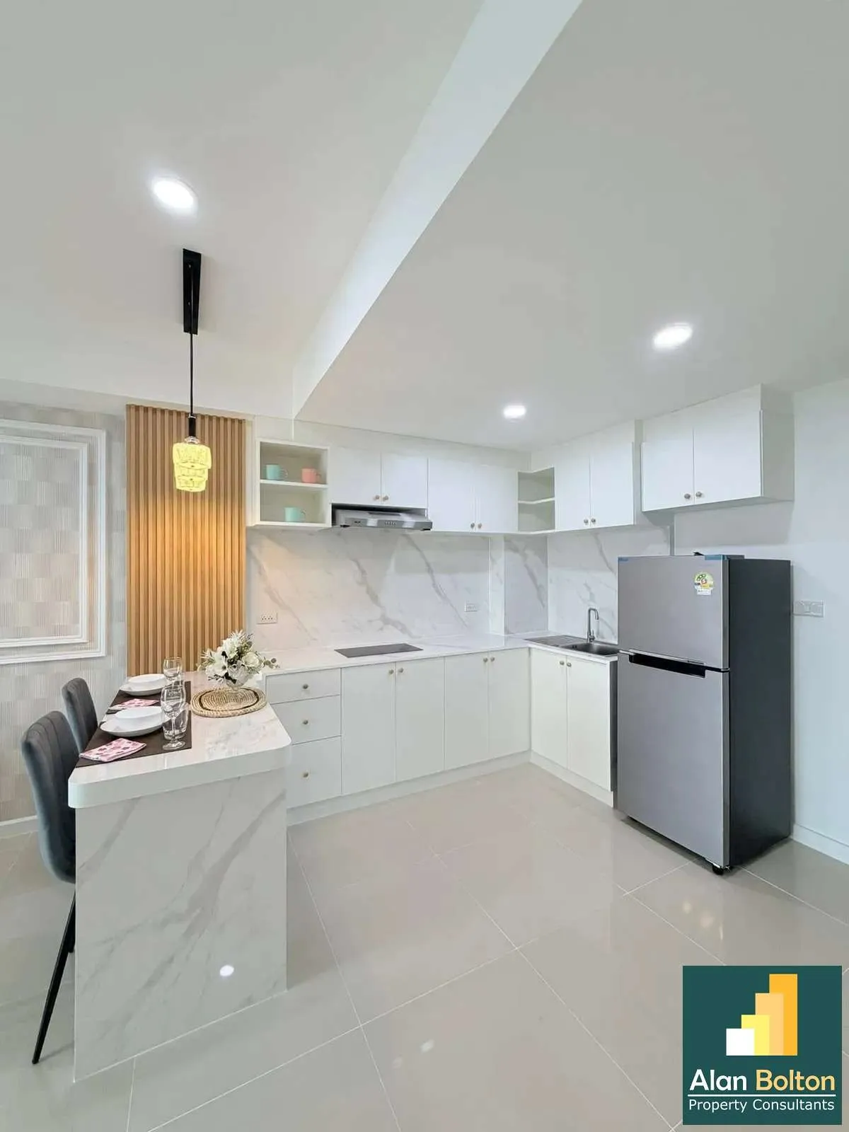 Beautiful Renovated Condo For Sale In East Pattaya คอนโดตกแต่งใหม่ พร้อมดูแลเรื่องกู้ photo 2