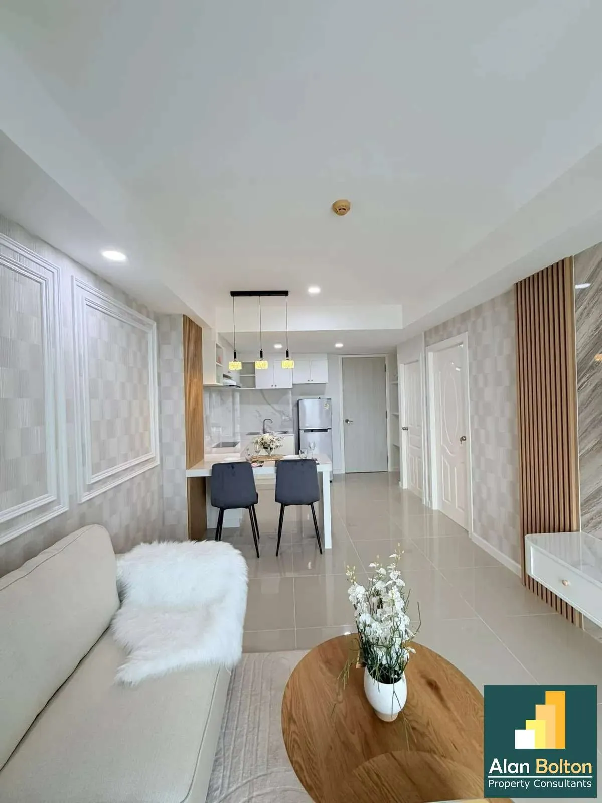 Beautiful Renovated Condo For Sale In East Pattaya คอนโดตกแต่งใหม่ พร้อมดูแลเรื่องกู้ photo 3