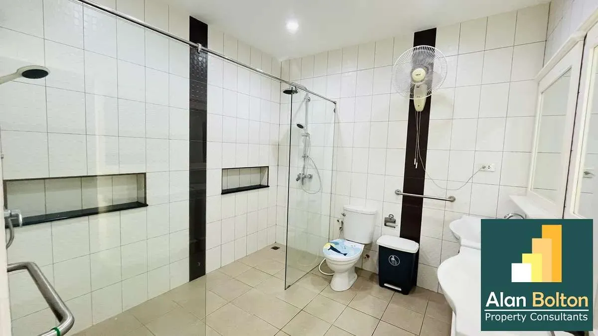 4 bedroom - 4 bathroom Pool Villa photo 9