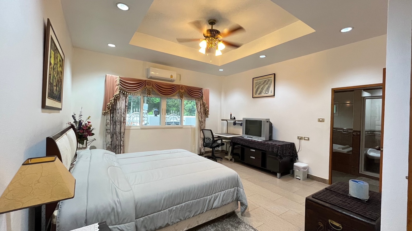 5 Bedroom 5 Bathroom house in East Pattaya photo 9