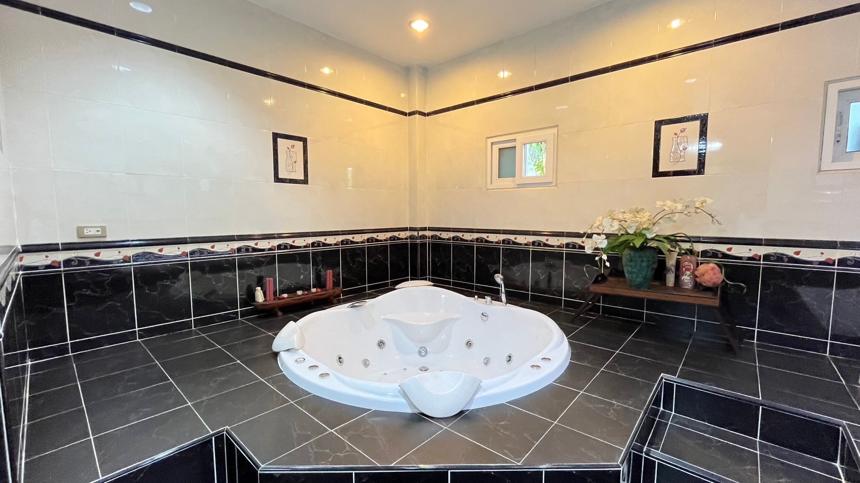 5 Bedroom 5 Bathroom house in East Pattaya photo 6