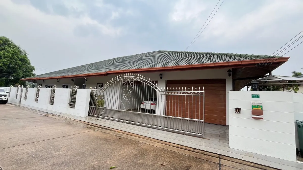 5 Bedroom 5 Bathroom house in East Pattaya