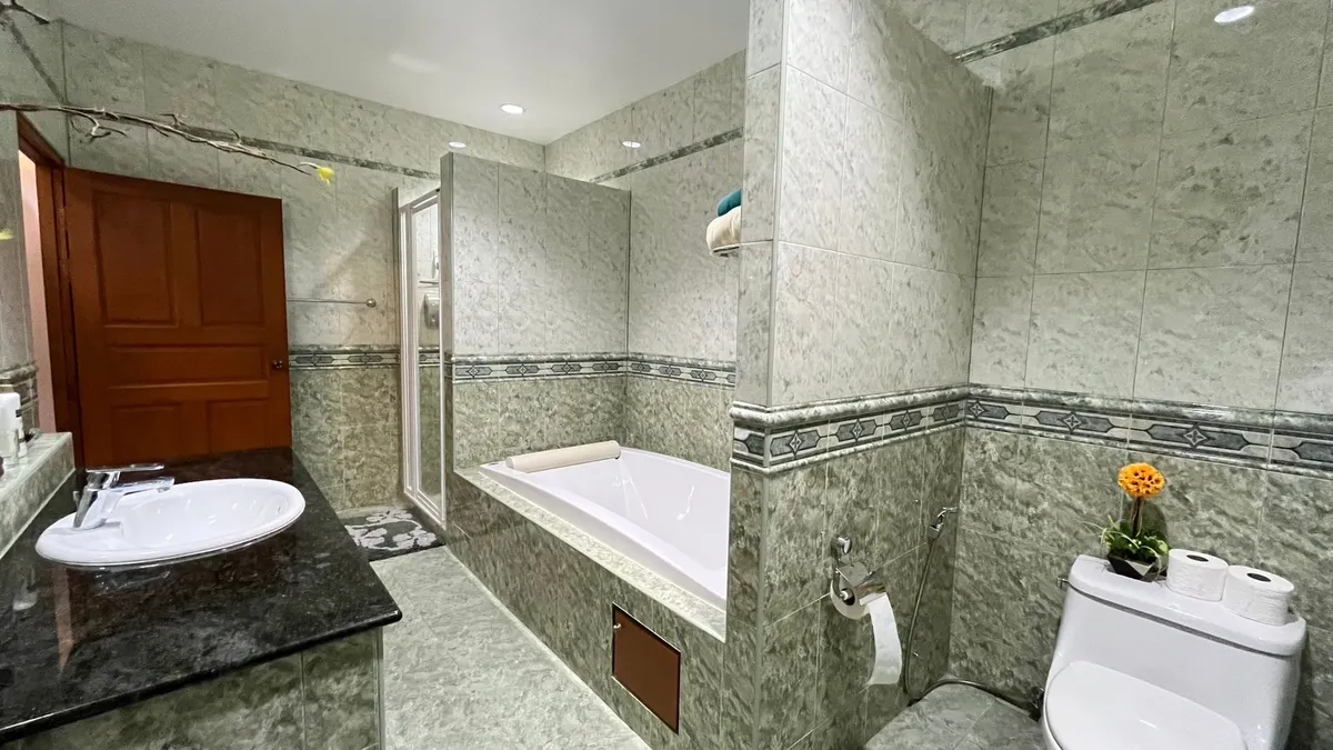 5 Bedroom 5 Bathroom house in East Pattaya photo 10