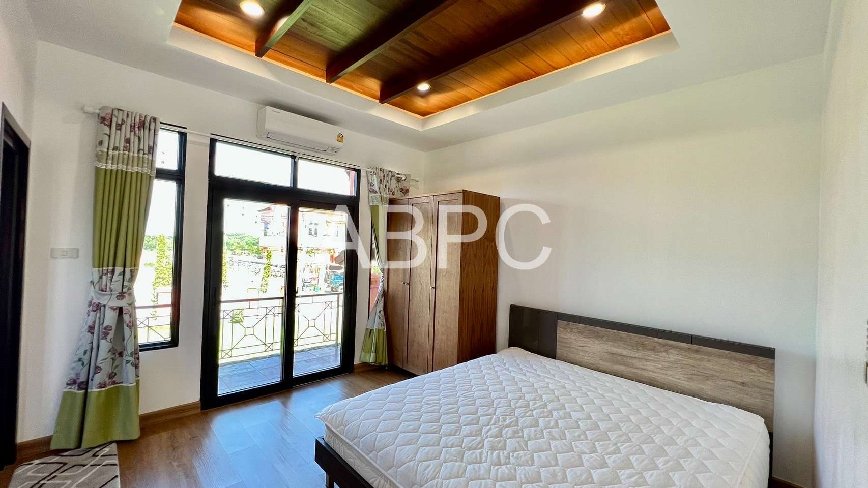 Luxury 3 Bedroom 3 Bathroom Pool VIlla in East Pattaya photo 4