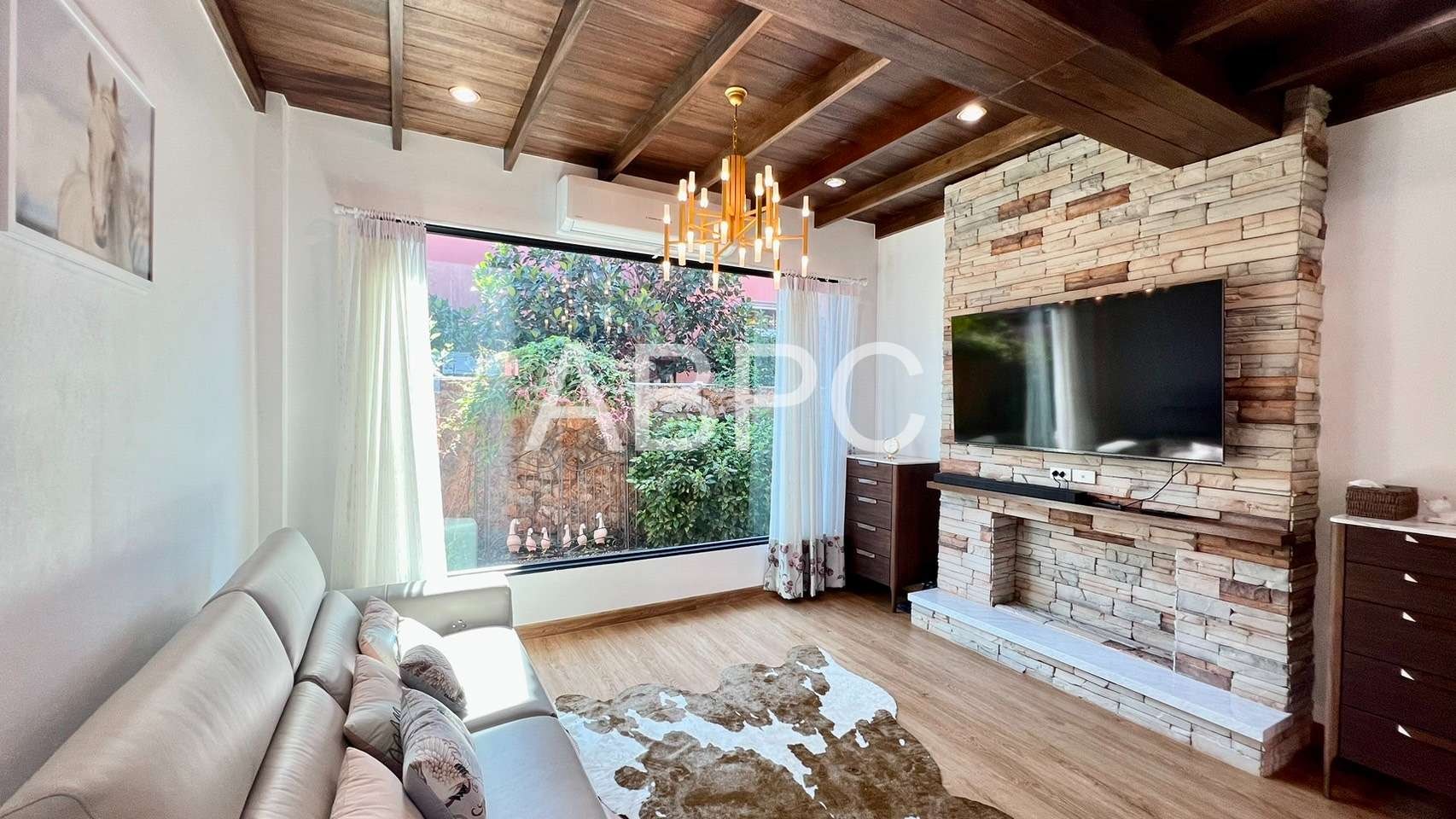 Luxury 3 Bedroom 3 Bathroom Pool VIlla in East Pattaya photo 11
