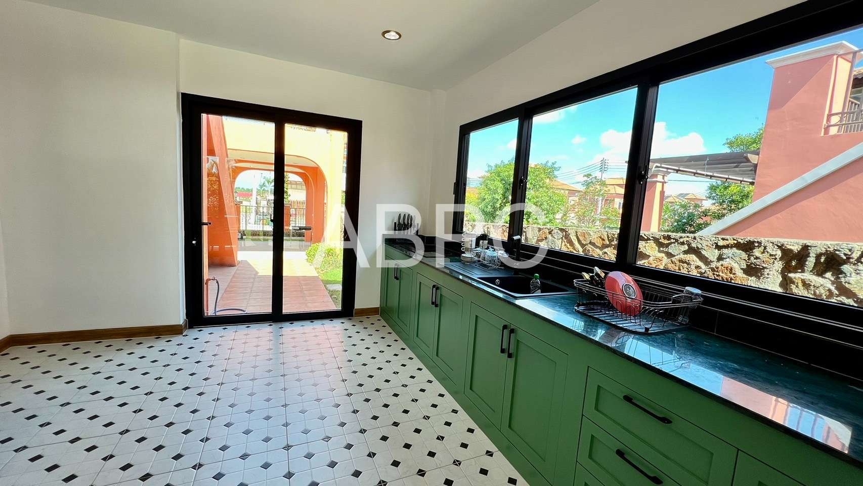 Luxury 3 Bedroom 3 Bathroom Pool VIlla in East Pattaya photo 10