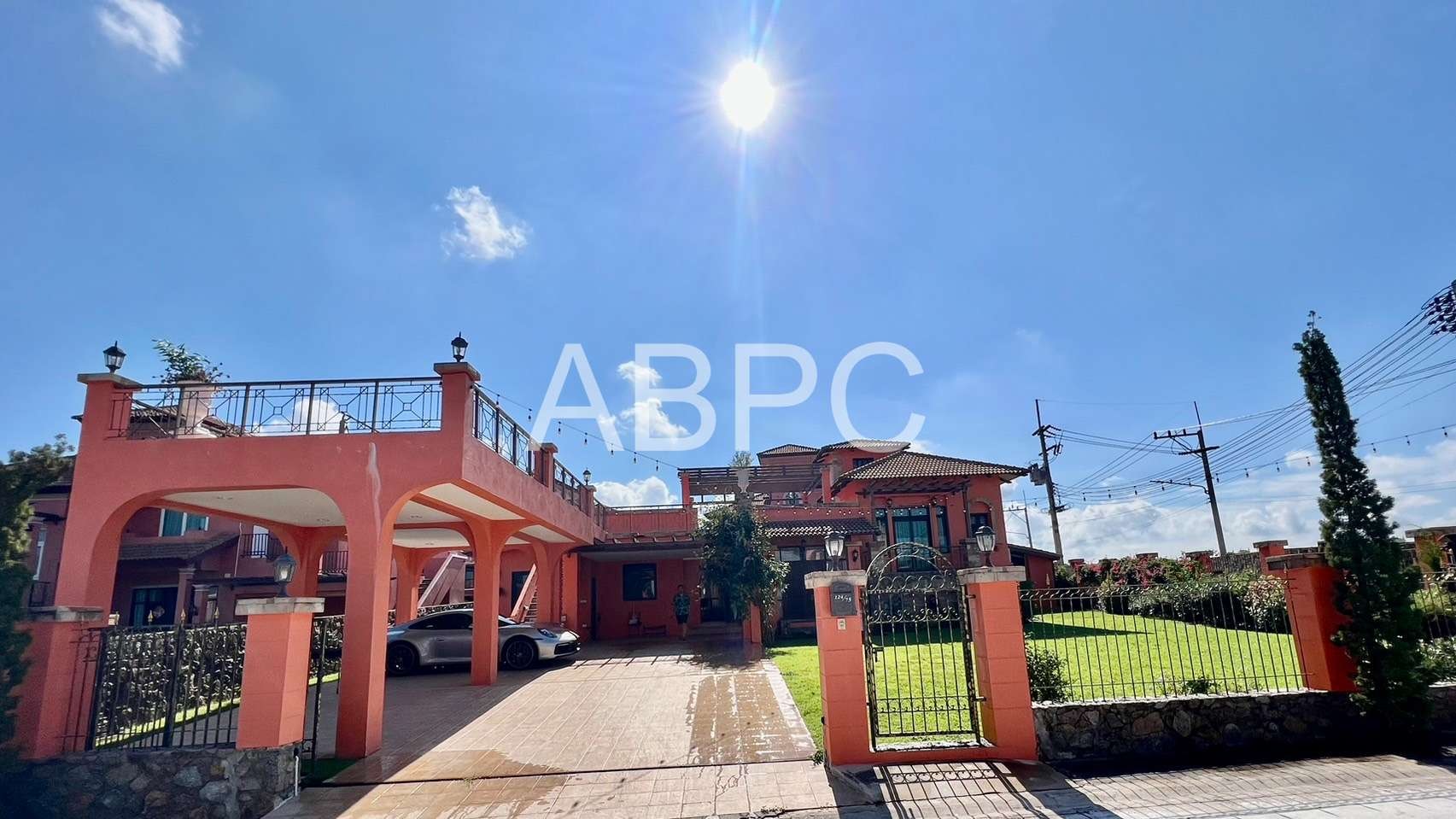 Luxury 3 Bedroom 3 Bathroom Pool VIlla in East Pattaya photo 2