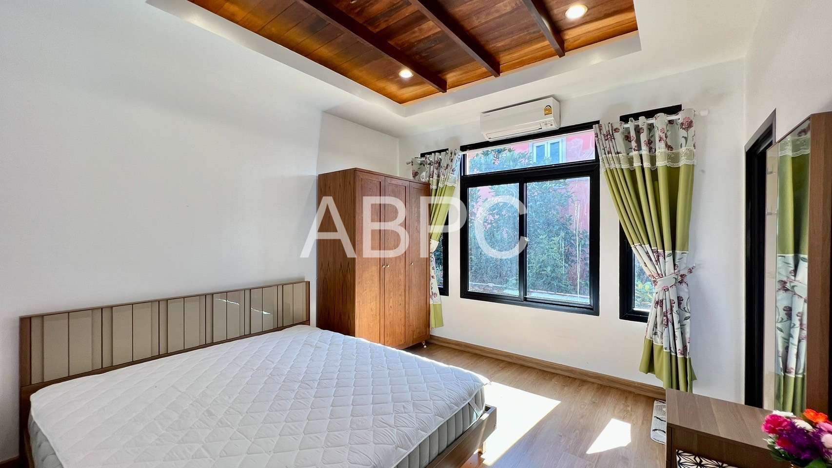 Luxury 3 Bedroom 3 Bathroom Pool VIlla in East Pattaya photo 3