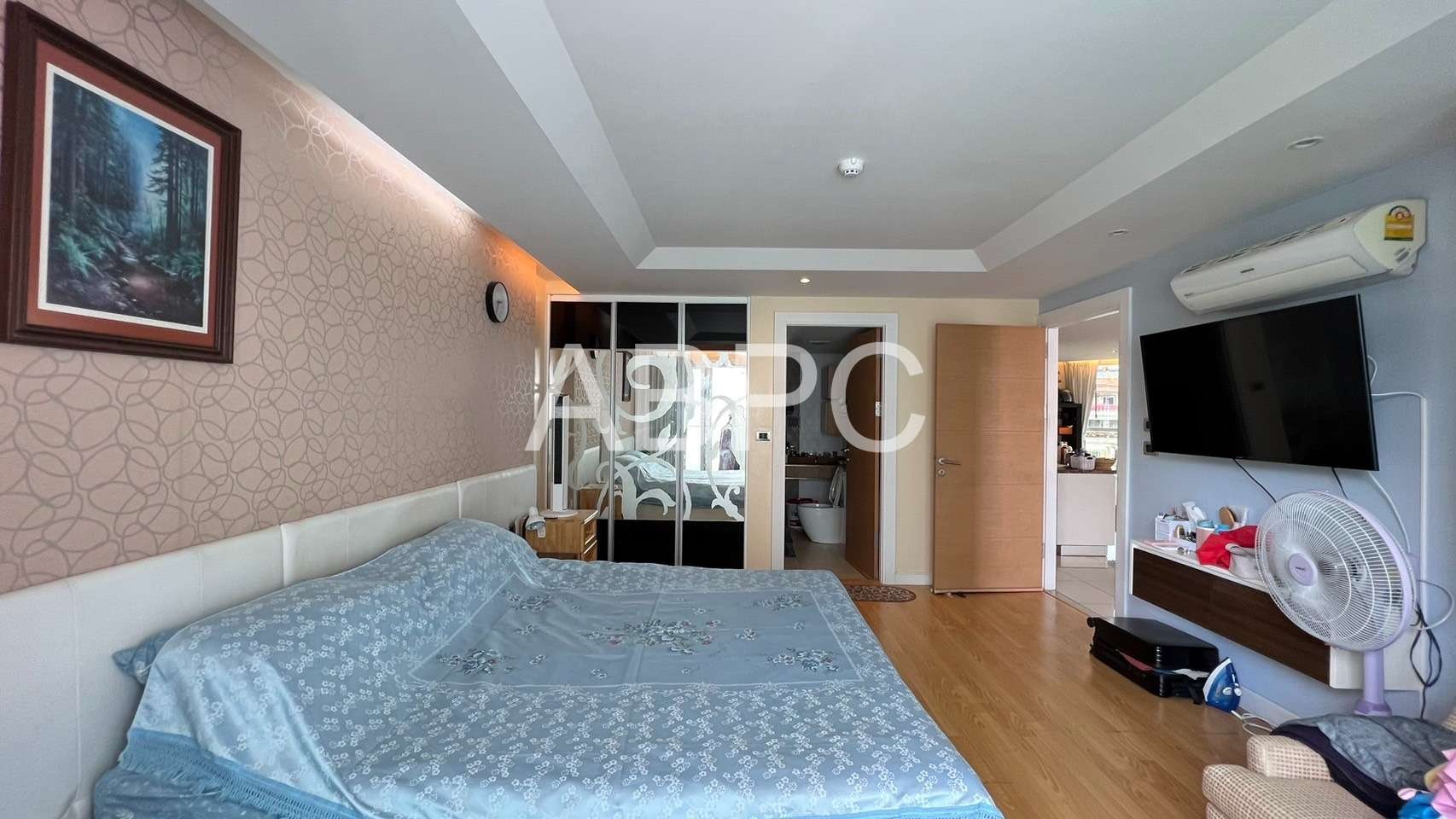 Huge 1 Bedroom 1 Bathroom Condo in Pratumnak photo 5