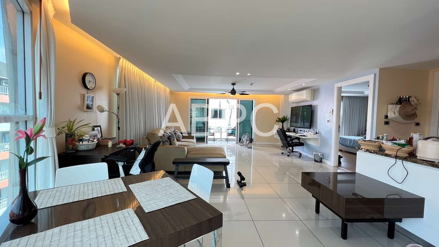 Huge 1 Bedroom 1 Bathroom Condo in Pratumnak photo 9