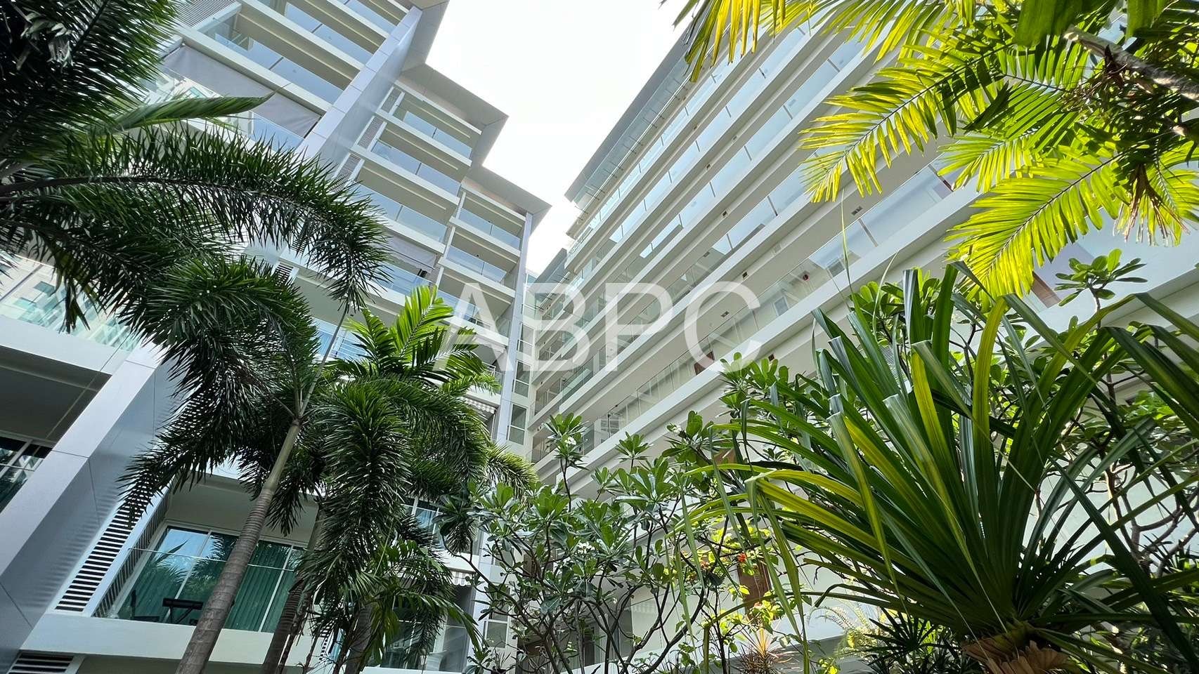 Huge 1 Bedroom 1 Bathroom Condo in Pratumnak photo 2