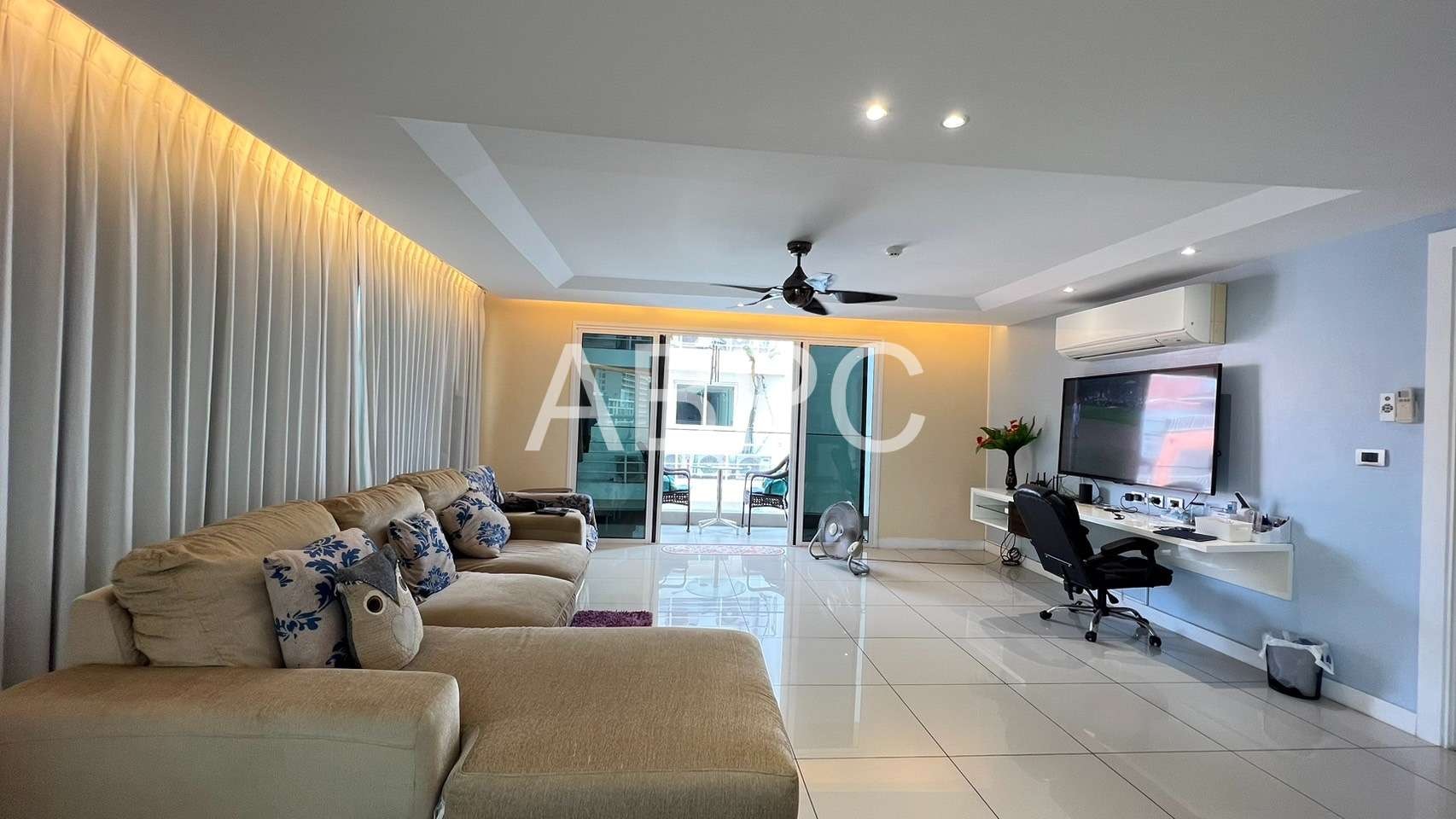 Huge 1 Bedroom 1 Bathroom Condo in Pratumnak photo 7