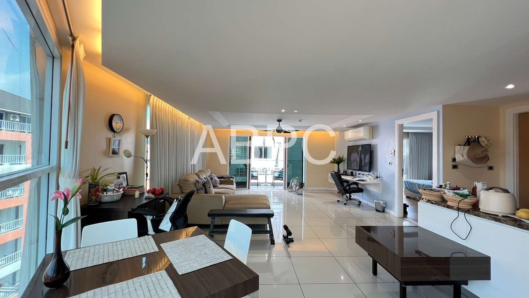 Huge 1 Bedroom 1 Bathroom Condo in Pratumnak photo 8