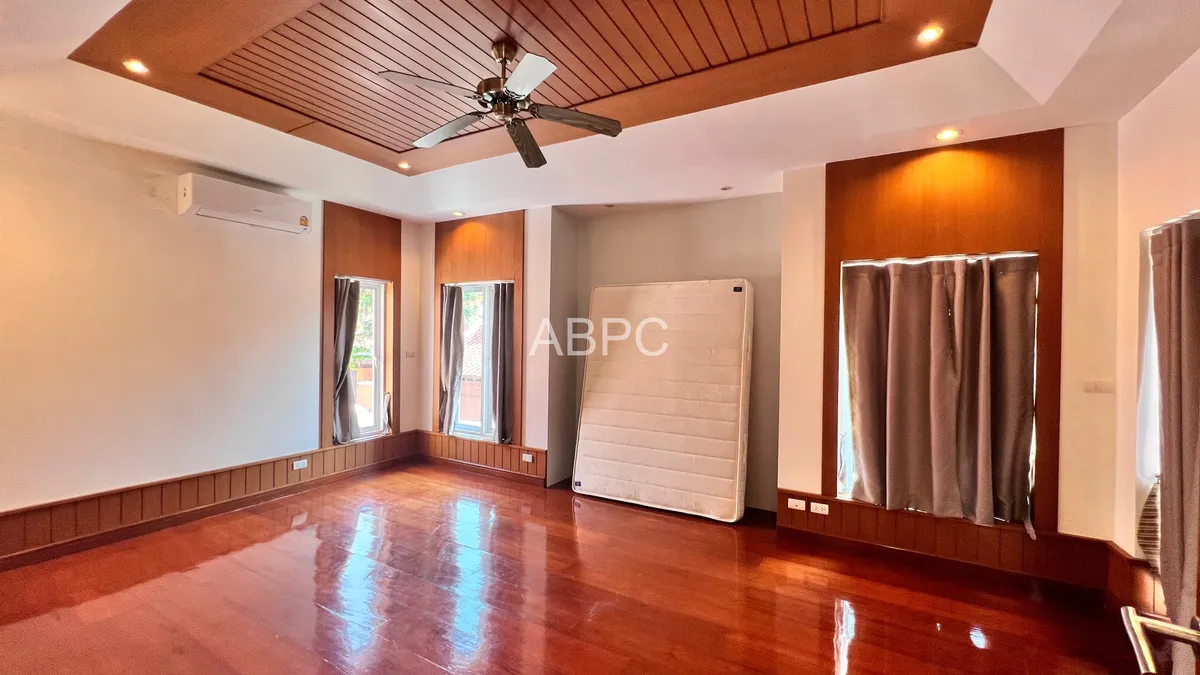 JUST IN 5 Bedroom Villa in Grand Regent photo 13
