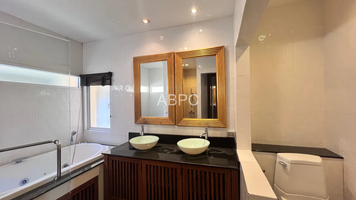JUST IN 5 Bedroom Villa in Grand Regent photo 3