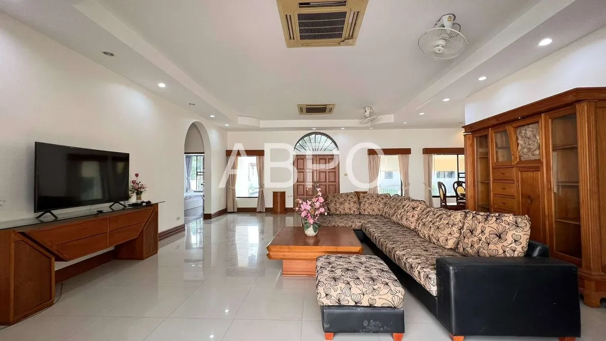 3 Bedroom 3 Bathroom Pool Villa in East Pattaya photo 4