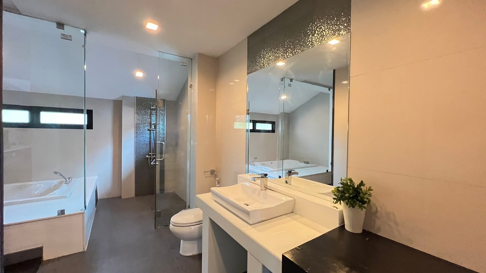 3 Bedrooms 4 Bathroom Pool Villa in East Pattaya photo 19